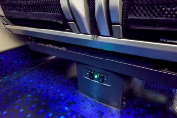 Colokan listrik dan ruang yang luas untuk kaki Anda!