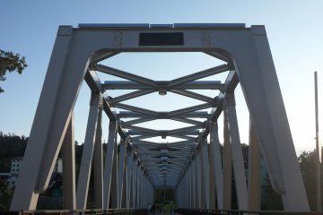 Jembatan di air terjun Shirahige 