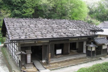 The roof is fastened by stones!
