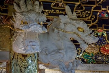 Two dragons looking down at you from the roof of the Karamon Building