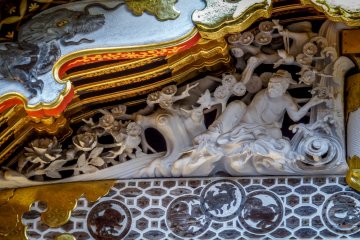 Designated a national treasure, the Karamon building features many excellent carvings painted with a special chalk to give each illustration an almost ivory white appearance