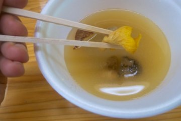 Sup miso dengan jamur liar menyuguhkan tekstur dan rasa yang unik.