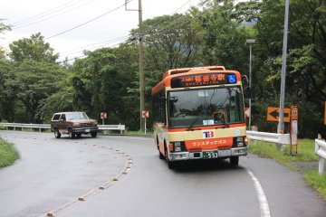 Le bus qui effectue le transport jusqu'à l'arrêt Mizutare