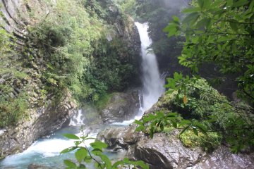 La première cascade Kama-daru donnt l'ambiance