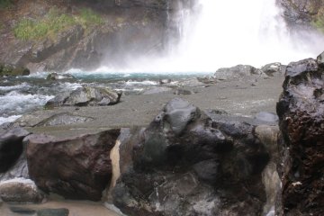 Le bain devant la septième cascade Oodaru 