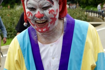El líder del festival vestido como payaso