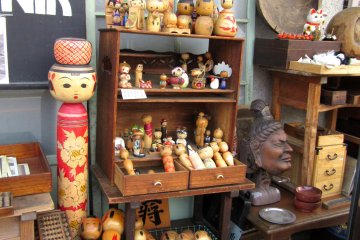 Saya terhenti untuk menyaksikan pajangan dari boneka Kokeshi kuno!