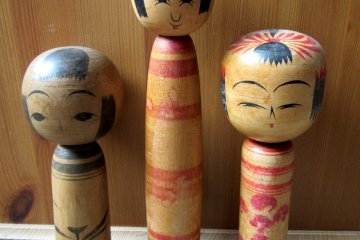 Akhirnya, saya memilih tiga boneka kuno Kokeshi dengan harga yang sangat terjangkau!