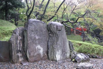 Batu-batu merupakan dekorasi tradisional di taman Jepang