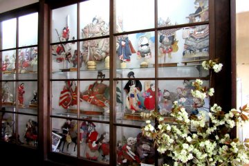 The collection of old oshie dolls collected by the owners