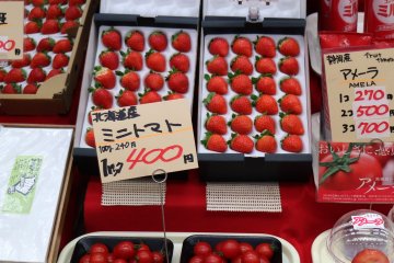 Fresh strawberries and tomatoes sold with condensed milk