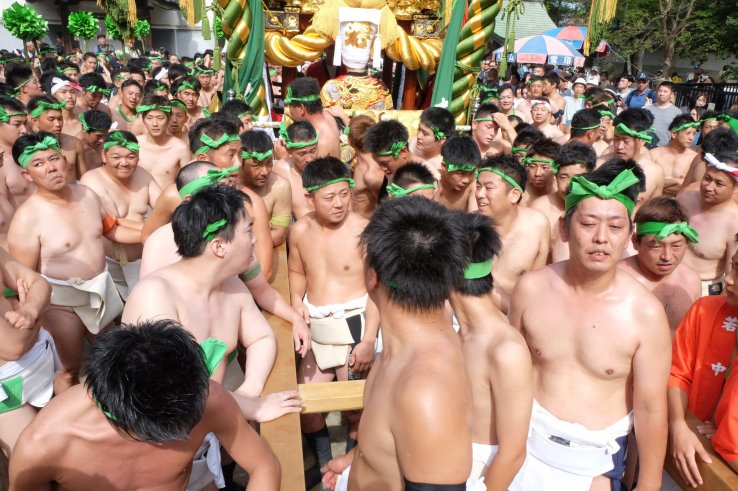 Preparing to lift the yatai