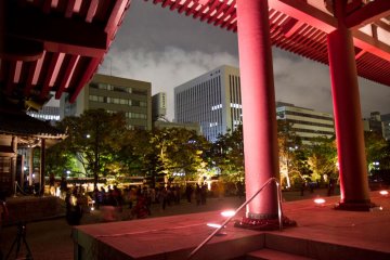 <p>La foule en admiration devant Tocho-ji</p>