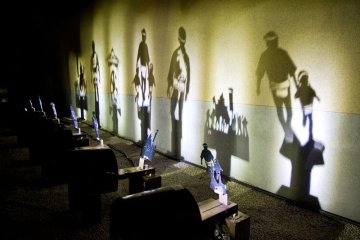 <p>Des projections du festival Yamakasa de Hakata bordent une all&eacute;e entre les temples</p>