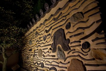 <p>D&eacute;tails magnifiques m&ecirc;me dans les murs en pierre</p>