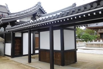 Walking path at Shitennoji