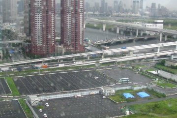 The view of skyscrapers and Tokyo (the rain has started)