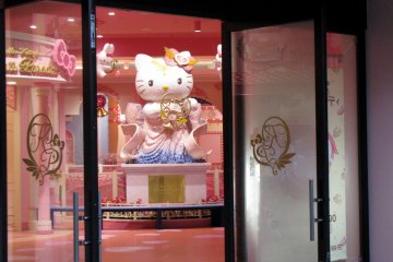 Even Kitty Shop was deserted!