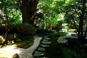 Taman yang dirawat dengan baik di dekat jalan masuk