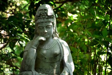 Patung Dewi Pengampun yang ada di taman
