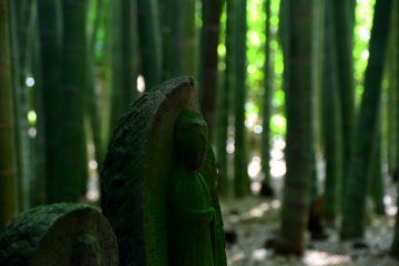 Patung Jizo yang berada di hutan bambu