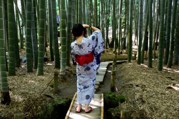 Gadis berpakaian yukata yang sedang memotret