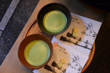 Teh disajikan bersama dengan manisan khas Jepang