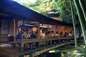 Menikmati teh hijau dengan pemandangan taman yang indah
