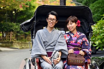 Pasangan yang mengenakan yukata mengendarai becak khas Jepang... Terlihat sangat menawan!