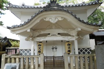 Front on view of a Taisha temple