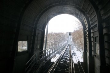 The "Morris Car" is a mini cable car connecting the Mountainside Station to the Summit Station.
