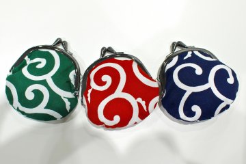 Receive one of these coin purses as a gift when you present the coupon at the Tax Free counter at Namba City.