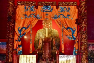 Golden statue of Confucius