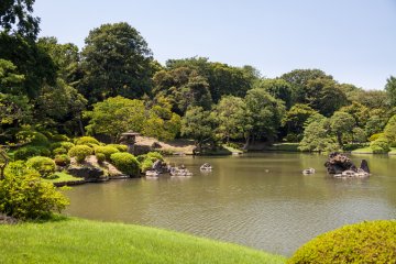Rikugien's vast pond