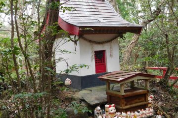Cat shrine