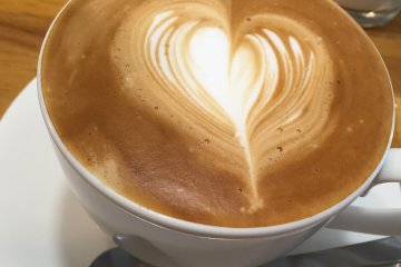Tidak peduli apakah itu cappuccino, latte, atau espresso, semua kopi di Kafe Wakakusa sangat enak!