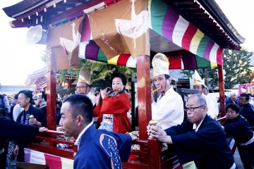 Des musiciens jouent durant le défilé