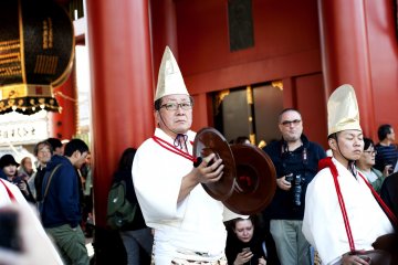 Un musicien joue des percussions sur la parade