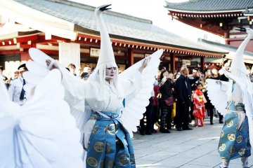 On compte huit danseurs incarnant des hérons.