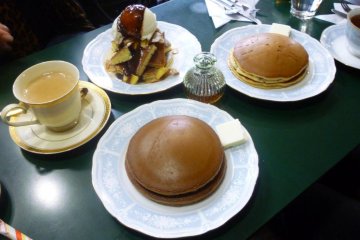 Chocolate, plain and banana hotcakes.