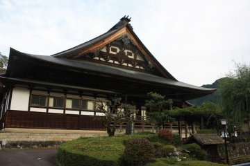  Un beau temple en bois