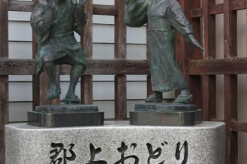 Une statue représentant deux personnes en train de danser au festival Gujo Odori