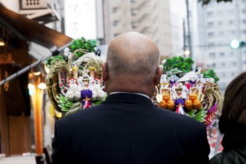 Seorang pebisnis yang membeli dua buah sisir
