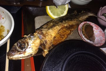 Du poisson volant. Souvent servi frit ou préparé, il est très réputé ici