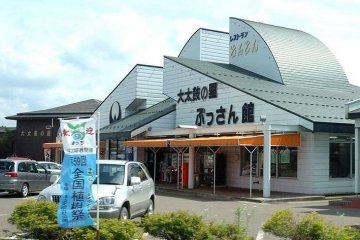 <p>In the same parking lot of the museum is the Takanosu rest area. There is a rest room, gift shop, and tasty ice cream for sale.</p>
