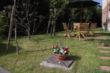 <p>The garden at the rear of the hotel</p>