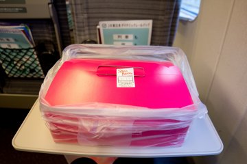 Ils ont emballé le ramen cake dans une boîte solide, avec un grand sac en plastique facilitant son transport