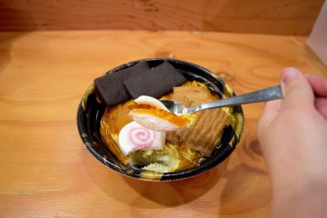 Les couches de gâteau, la crème de marron, la "soupe" en gelée et les cookies constituant la garniture