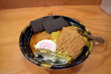 Les couches de sponge cake et la crème trouvées sous les ramen