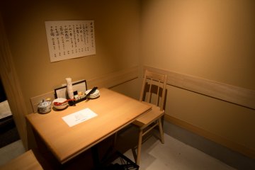 Desain interior yang menciptakan suasana makan yang nyaman